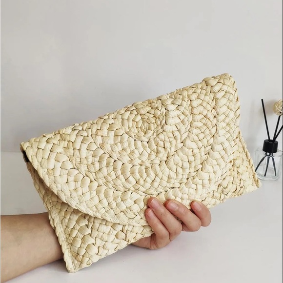 Handbags - Straw Clutch